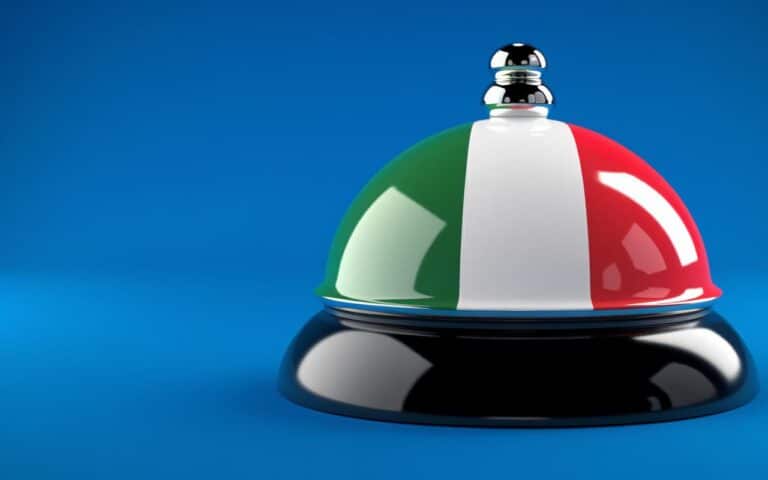 Hotel italiani violati: fino a 100.000 documenti d’identità scansionati finiti sul dark web. Anche i turisti stranieri coinvolti