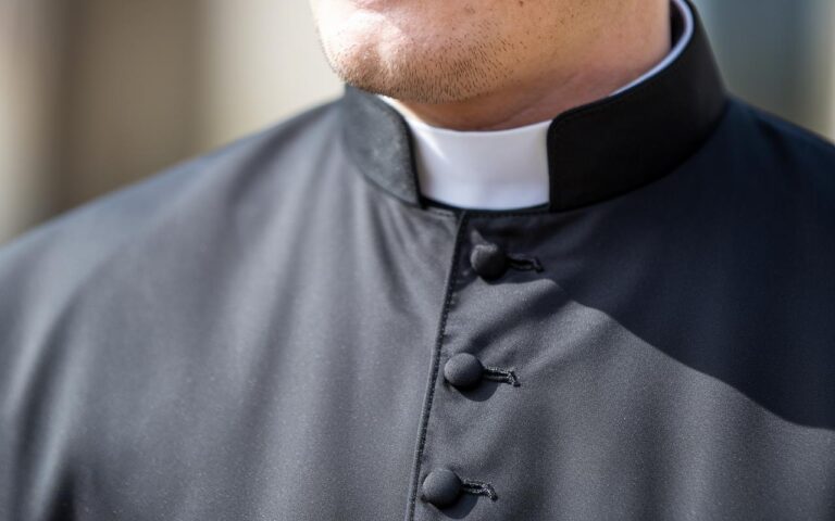 La truffa della benedizione natalizia: da Barasso parte l’allerta per il finto sacerdote