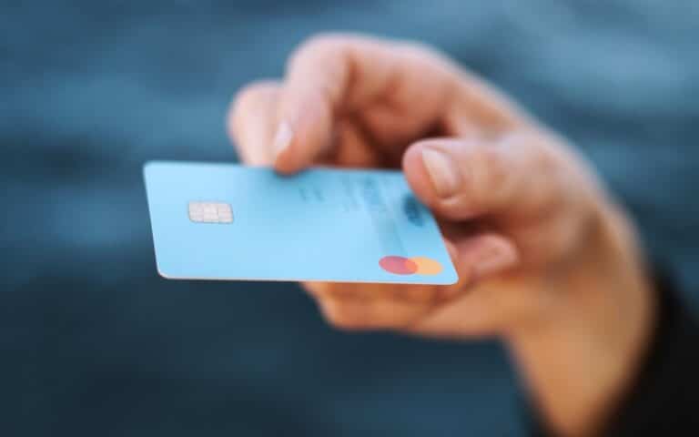 Truffa “del finto corriere”: allarme su questa nuova frode bancaria che prende di mira gli anziani